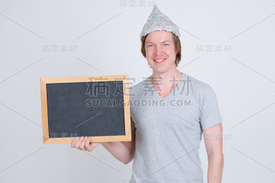 快乐的年轻人拿着锡纸帽拿着黑板