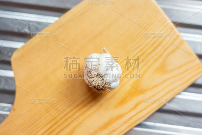 大蒜放在木砧板上。