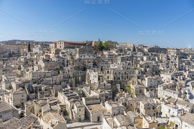 意大利南部，马泰拉古城(Sassi di Matera)在明媚的阳光照耀下的蓝天下全景