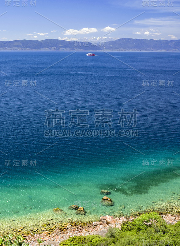 美丽的海滩希腊温泉度假村与温泉Loutra-Edipsou在埃维亚岛(Euboea)在爱琴海