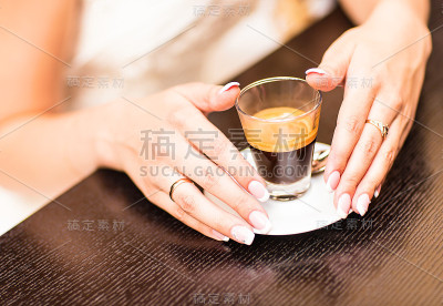 拿着热茶的女人