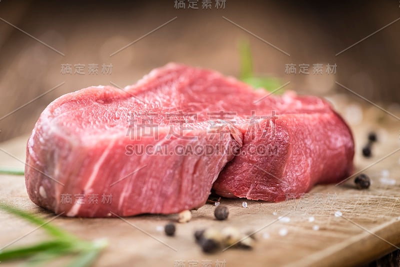 旧木桌和生牛肉片