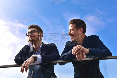 两个微笑的同事在街上聊天，玩得很开心。