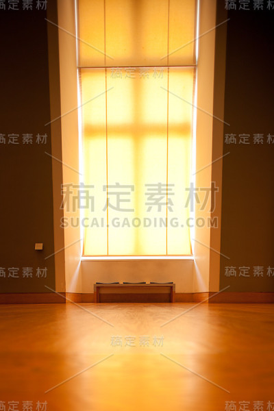 博物馆大窗下的空长凳