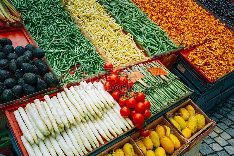 在当地的食品市场交易蔬菜