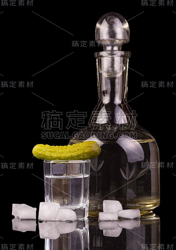 醒酒器，一杯伏特加和黄瓜，碎冰隔离