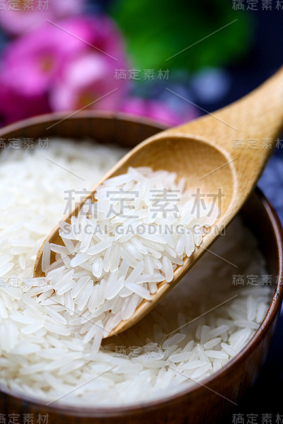 把米饭放在木碗里