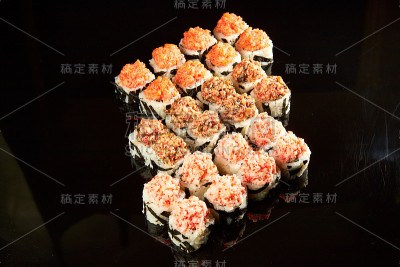 各种寿司卷的黑色石头上。日本食品