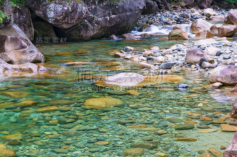 清澈的河水流过岩石