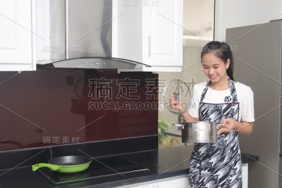 在厨房里做饭的女人
