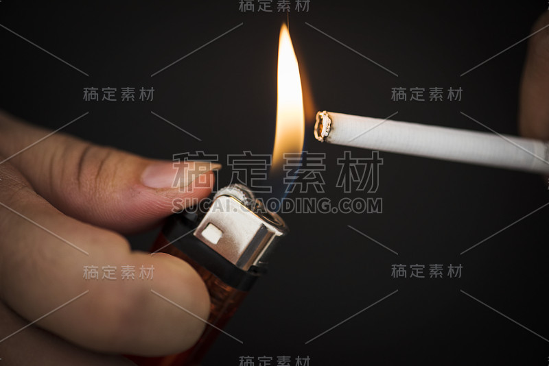 手持打火机的微距镜头