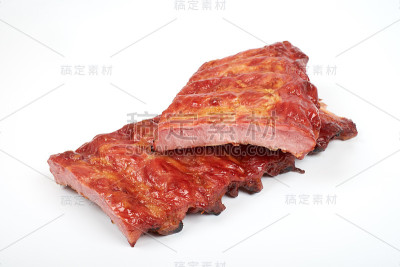 烤排骨孤立在白色背景
