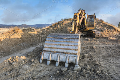 大型挖土机在建筑工地铲土