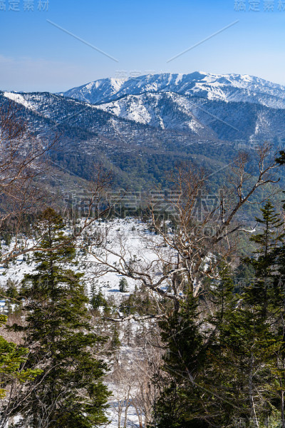 春天，从旭门寺看爱祖玛阁山