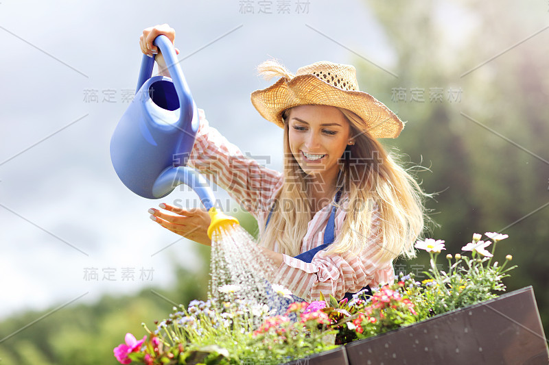 夏天在外面浇植物的女人