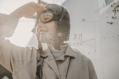 带着飞行员帽的可爱小孩站在户外