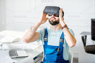 工头使用vr眼镜想象投影环境