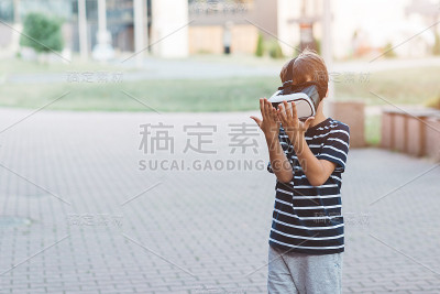 用虚拟现实眼镜观看模拟的男孩