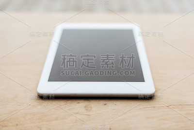 一个关掉了木桌上的写字板