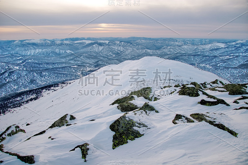 徒步登山。积雪盖顶的山脉。