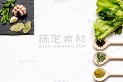 各种香料在木勺上白色背景俯视图