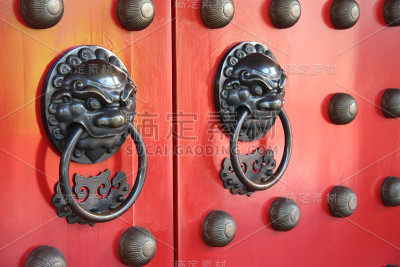 一个中国寺庙门口的特写
