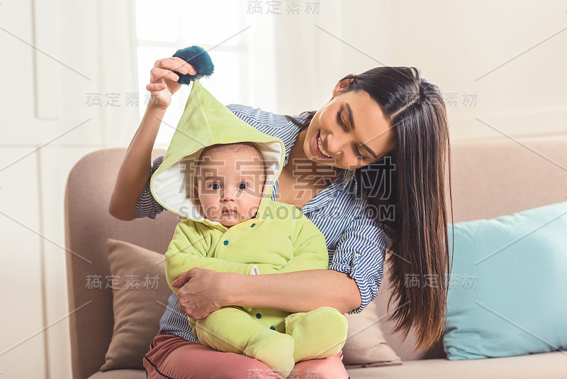 幸福的女人和婴儿在家里的肖像