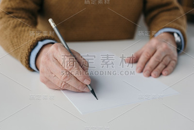 特写的高级男子写在空白纸上