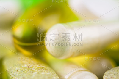 混合天然食品补充丸，欧米茄3，多种维生素和葡萄糖胺胶囊，宏图像。