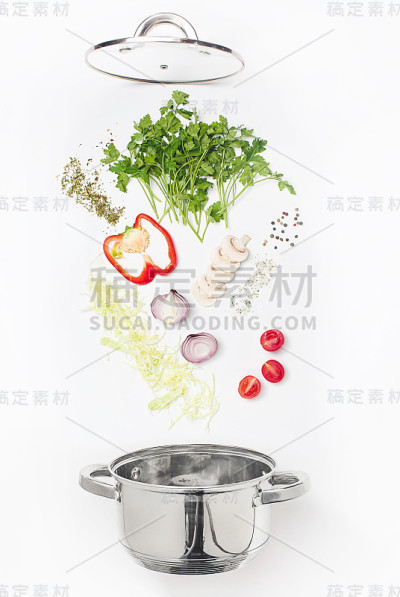 什锦新鲜蔬菜落在碗里，白色的背景