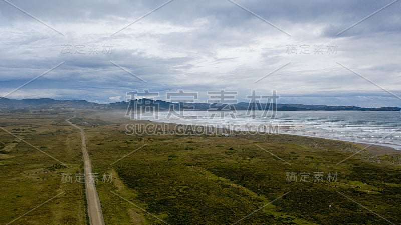 寒冷的海滩景观，旁边有一条地面道路