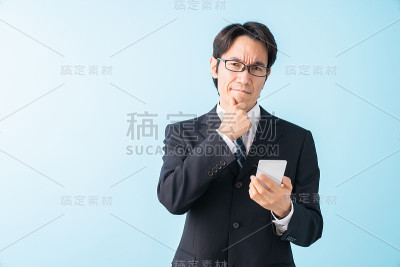 使用智能手机的中年商人会想，