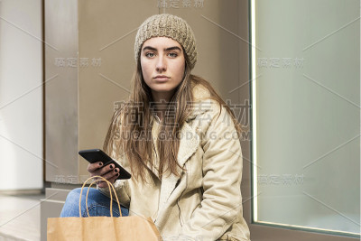坐在户外打电话的可爱女人