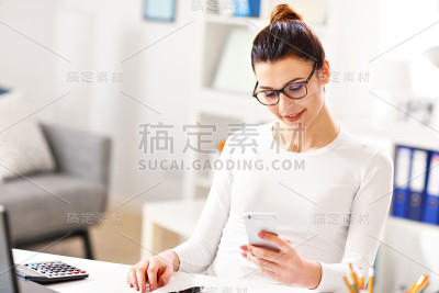 在家办公的女性