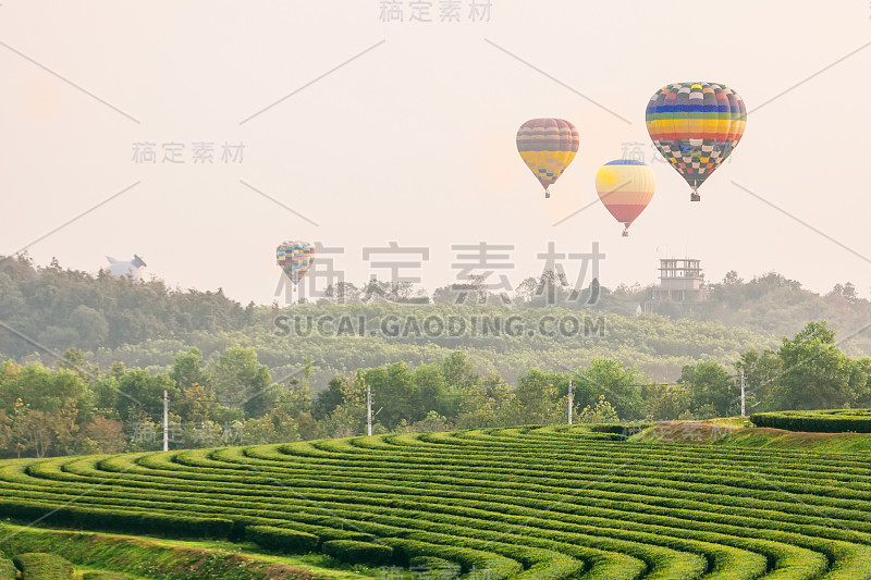 乘坐热气球飞过高山和茶园