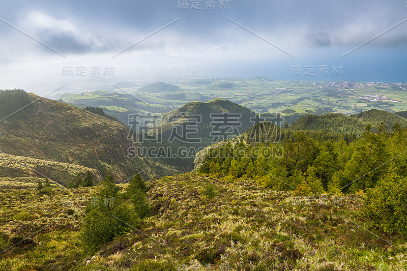 圣米格尔岛Pico to Fogo火山口周围的景观