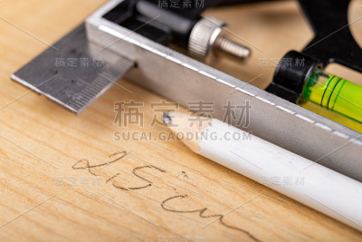 刨花板切割处的名称。木工中使用的测量仪器。