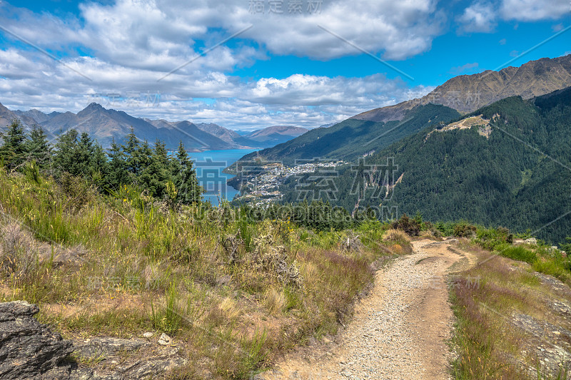 著名的皇后镇山顶徒步旅行路线，可以俯瞰新西兰瓦卡蒂普湖