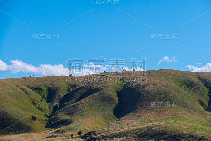 美国西部山区，厚重的云和广阔的天空