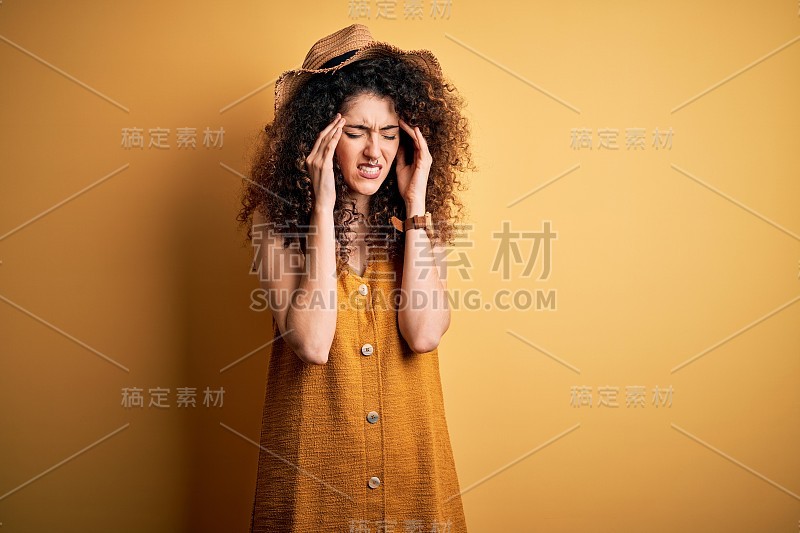 美丽的黑发女人度假与卷发穿洞戴帽和衣服与手在头上疼痛的头，因为压力。遭受偏头痛。