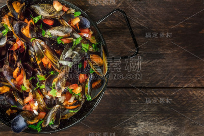 平底煎锅的海员式调味贻贝在乡村背景与copyspace