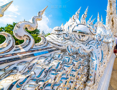 泰国清莱市的白庙(白庙)。美丽的佛教古建筑，上面有罪人的灵魂被诅咒的桥梁，通往天堂的道路。著名的旅游