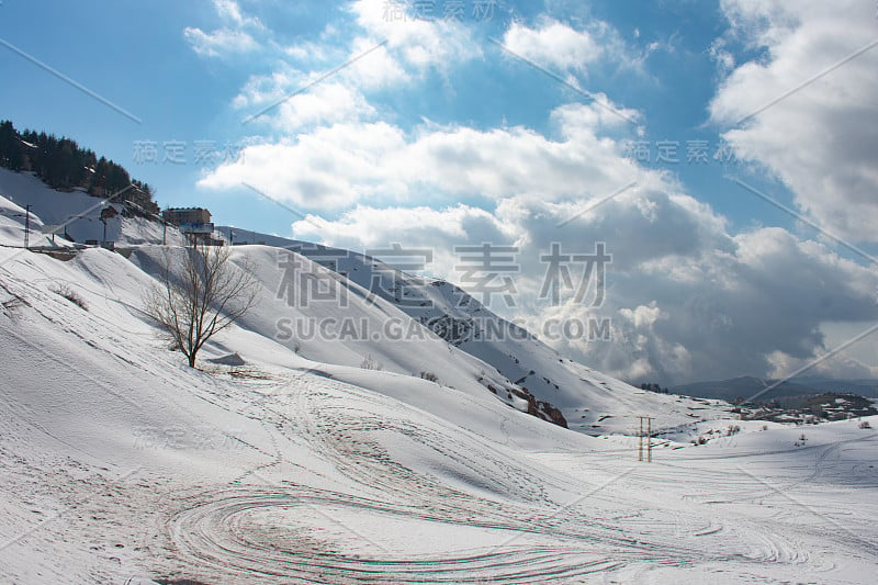 积雪覆盖的山区