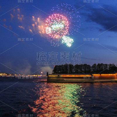 天空中巨大的烟花球。