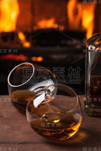 壁炉前的一杯白兰地