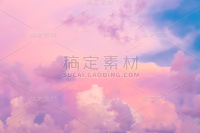 彩云映在晚霞天空，大自然为背景