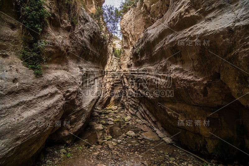 徒步旅行期间美丽的阿瓦卡斯峡谷峡谷。在塞浦路斯岛上拍摄的景观。