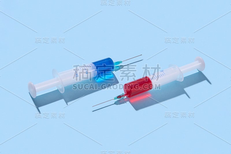 红色和蓝色带阴影的疫苗塑料注射器。