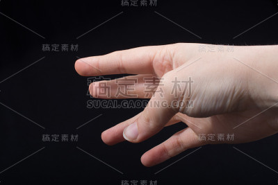 人的五根手指部分被看到