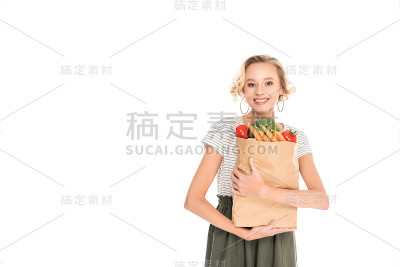 漂亮快乐的年轻女人拿着杂货袋